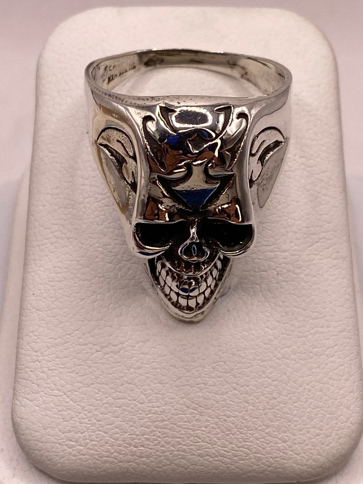 Anillo de Calavera con Detalles Flameantes en Plata .925