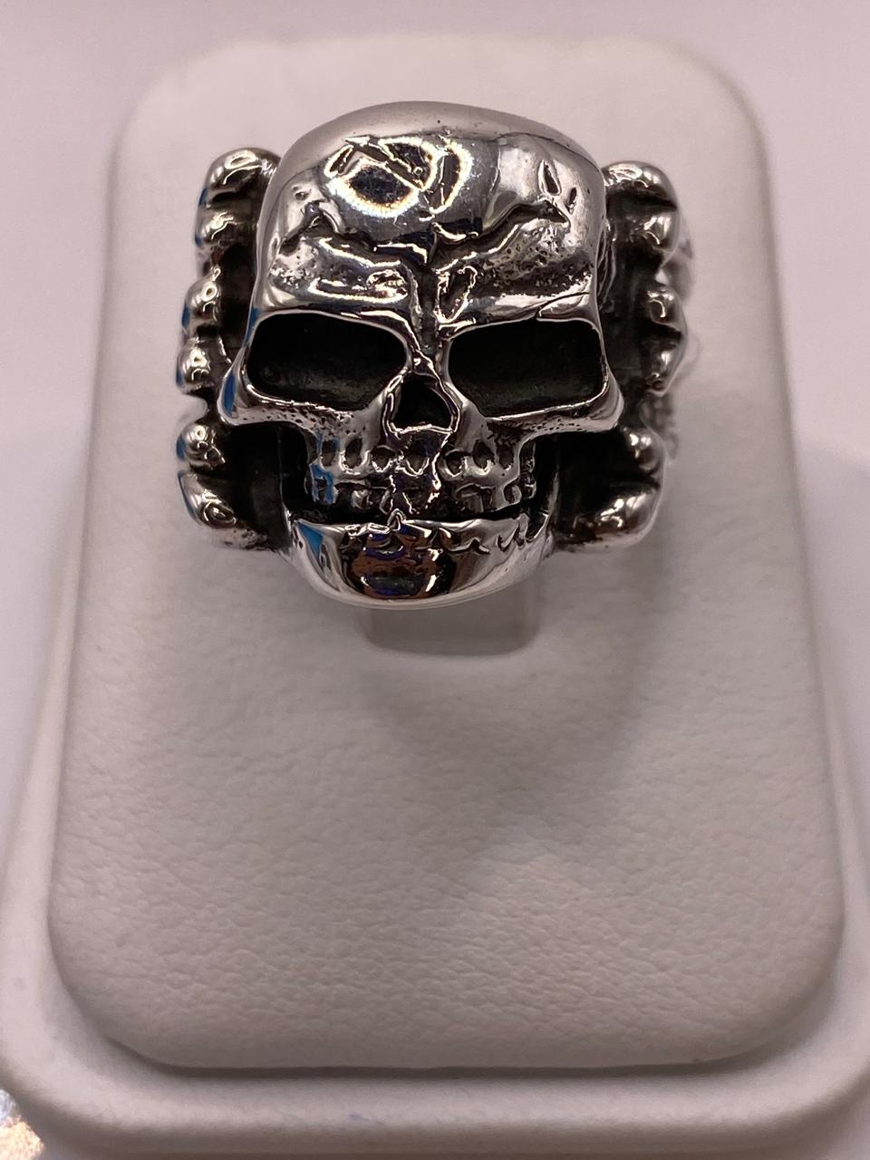Anillo de Calavera con Huesos Laterales en Plata .925
