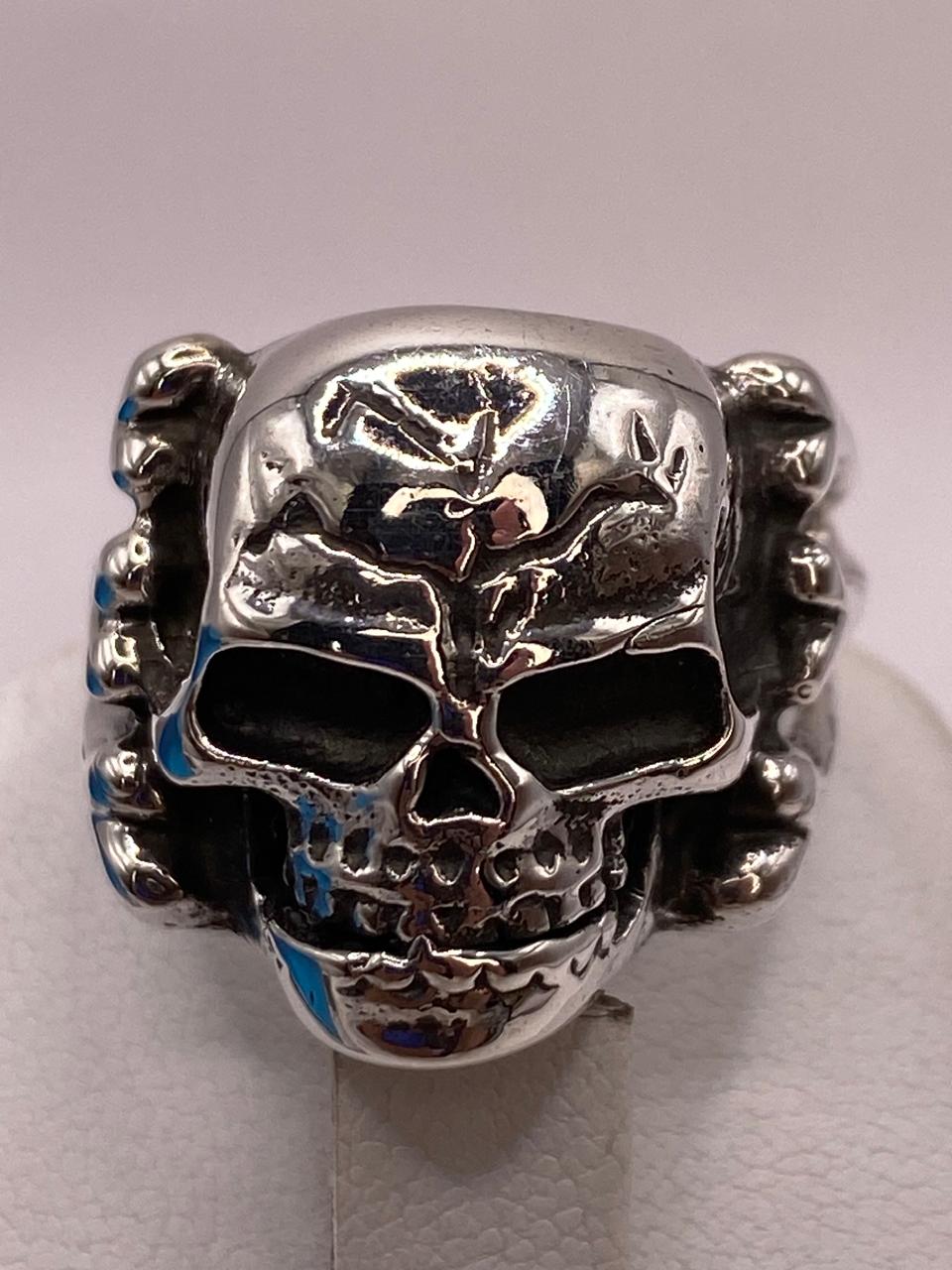 Anillo de Calavera con Huesos Laterales en Plata .925