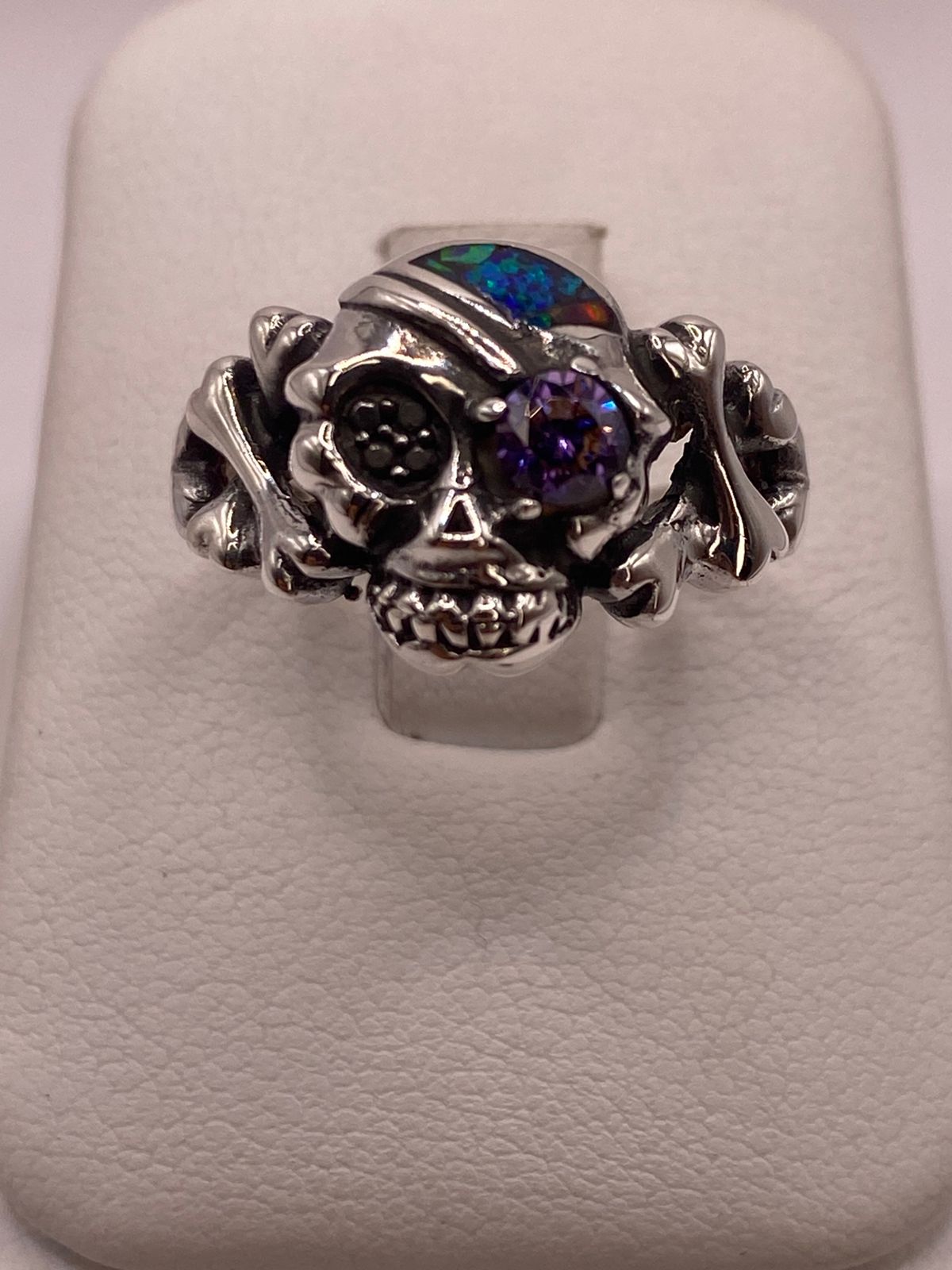Anillo de Calavera con Ópalo de Fuego y Zirconia en Plata .950