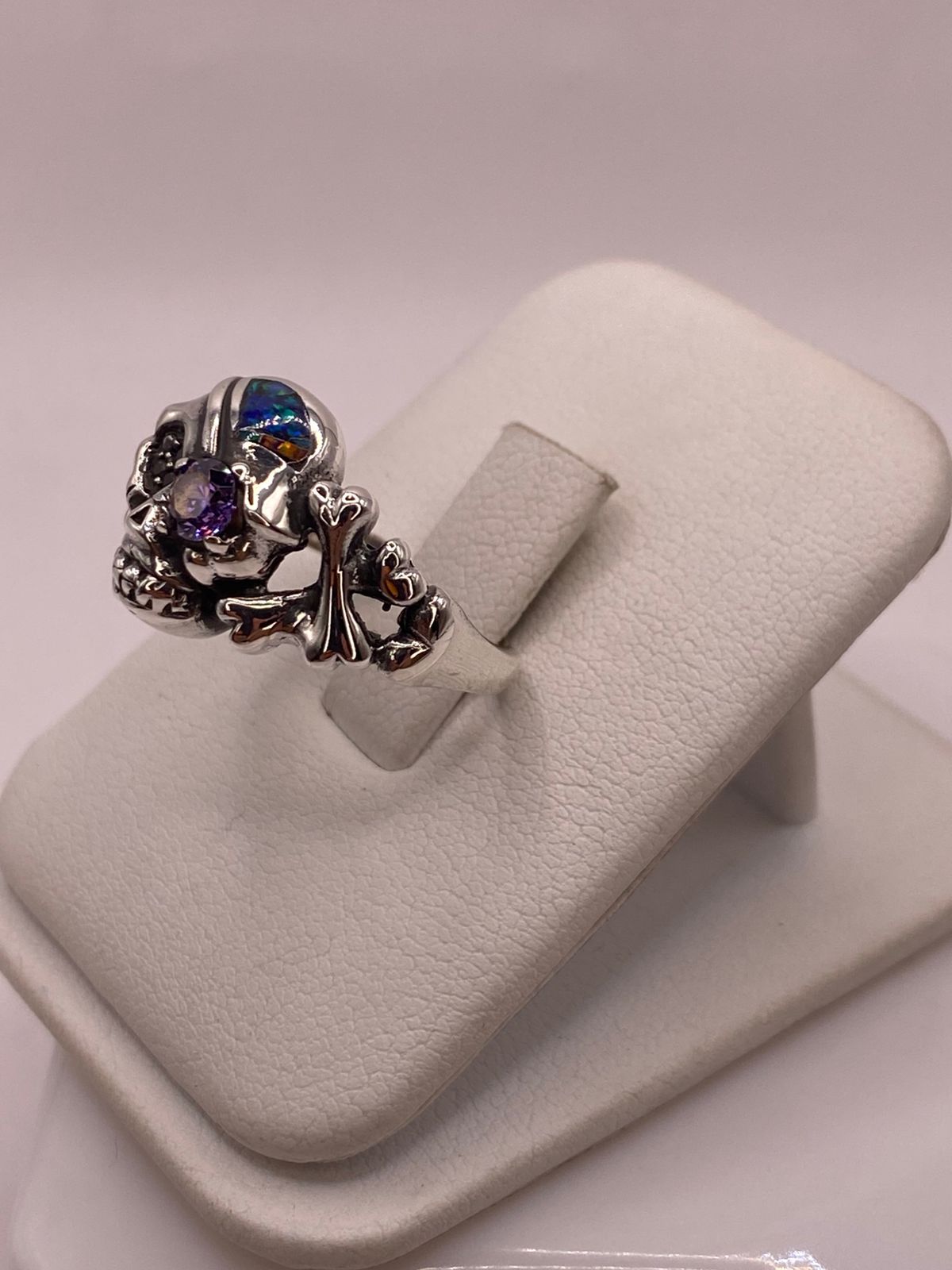 Anillo de Calavera con Ópalo de Fuego y Zirconia en Plata .950