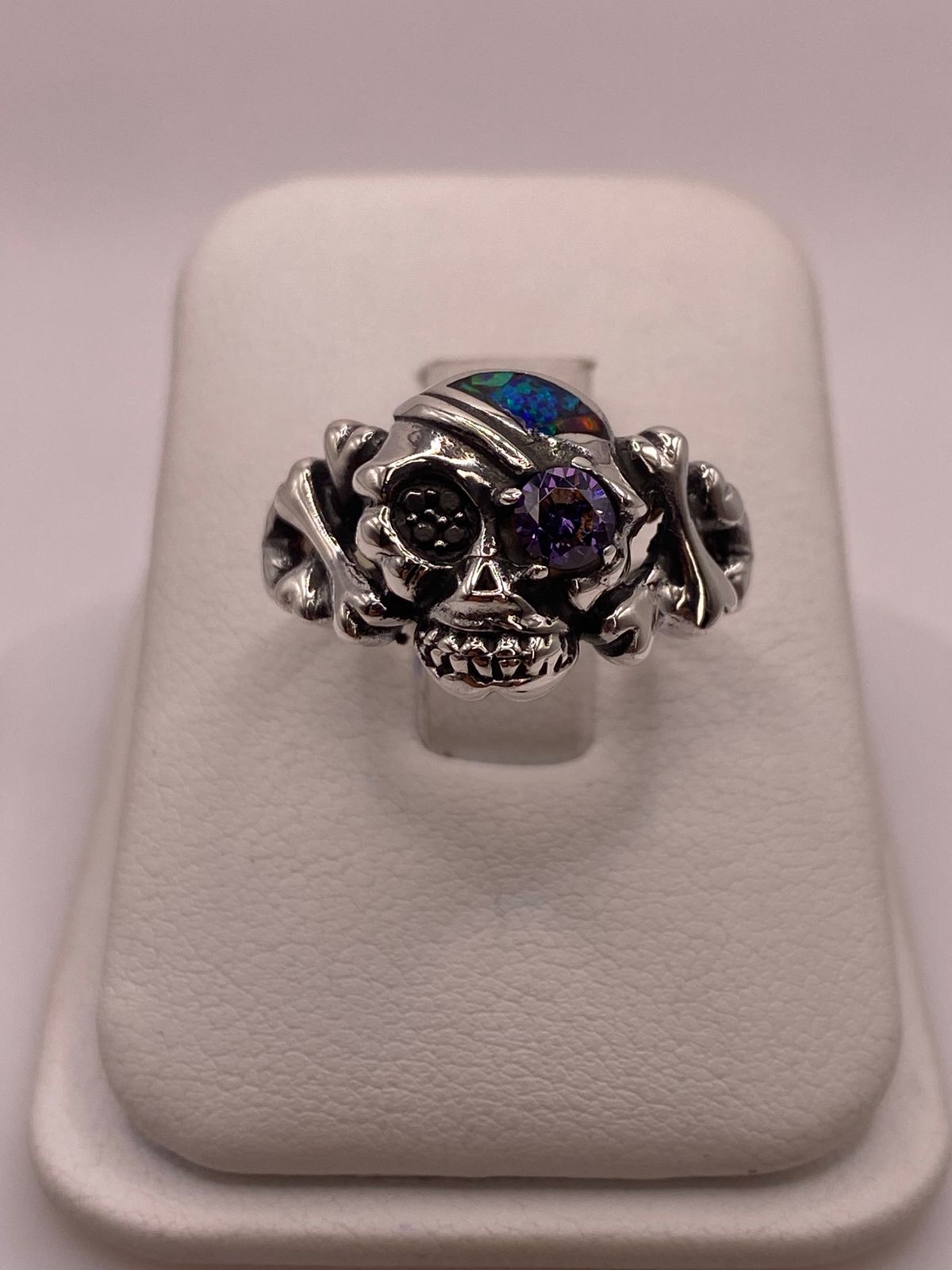 Anillo de Calavera con Ópalo de Fuego y Zirconia en Plata .950