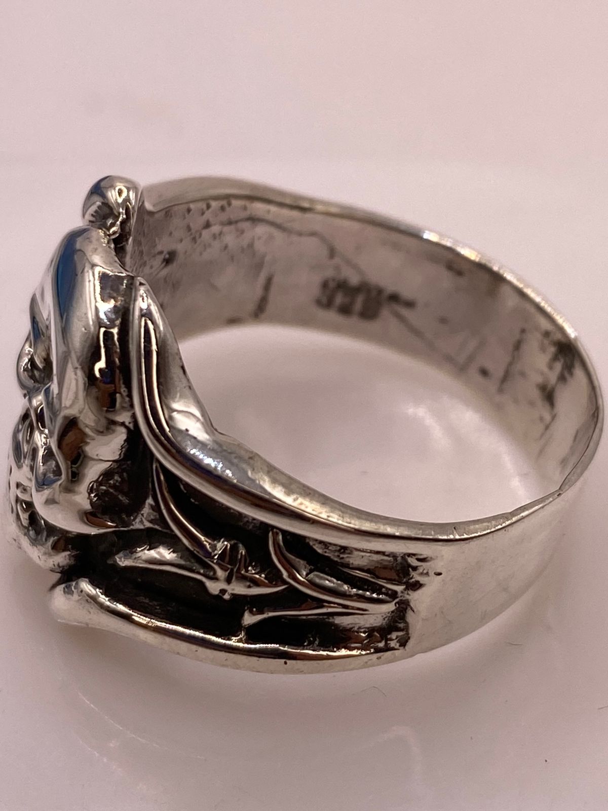Anillo de Calavera en Plata .925 con Detalles Decorativos