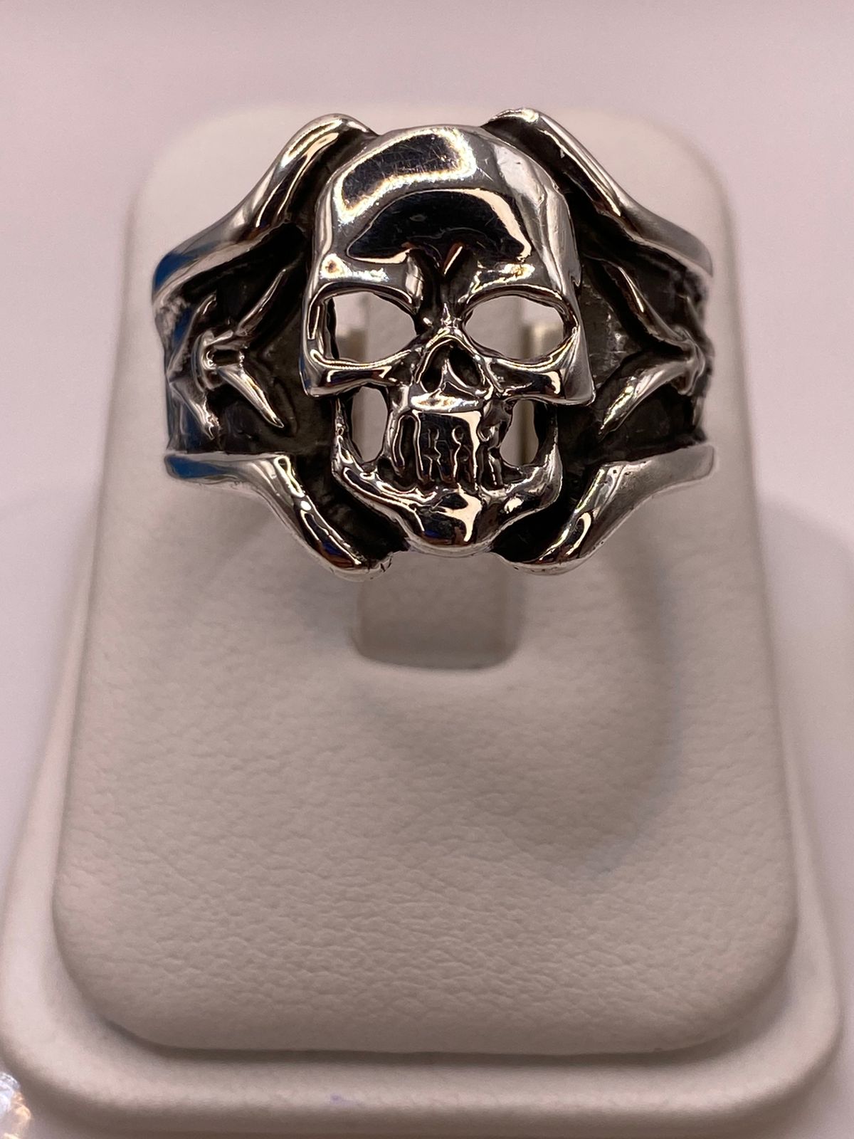 Anillo de Calavera en Plata .925 con Detalles Decorativos