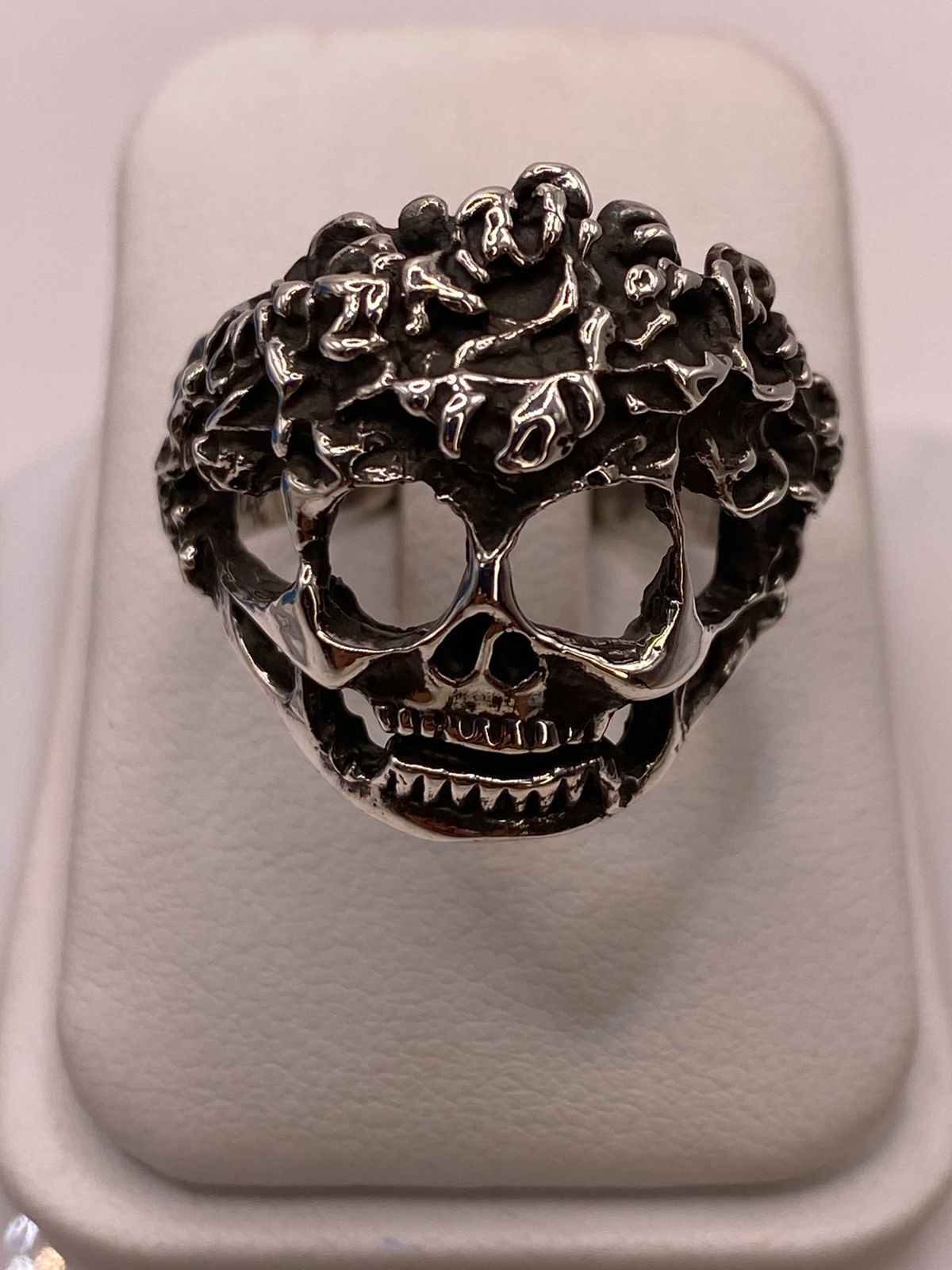 Anillo de Calavera con Textura Orgánica en Plata .925