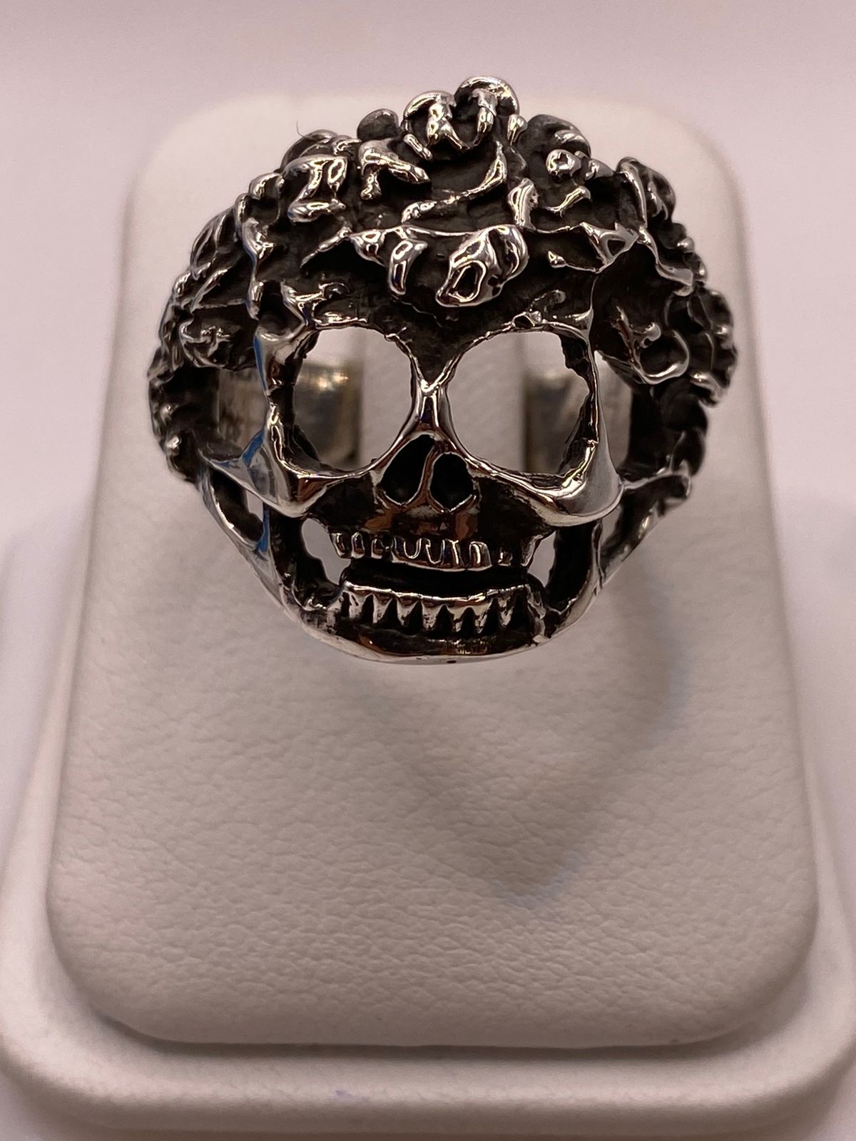 Anillo de Calavera con Textura Orgánica en Plata .925