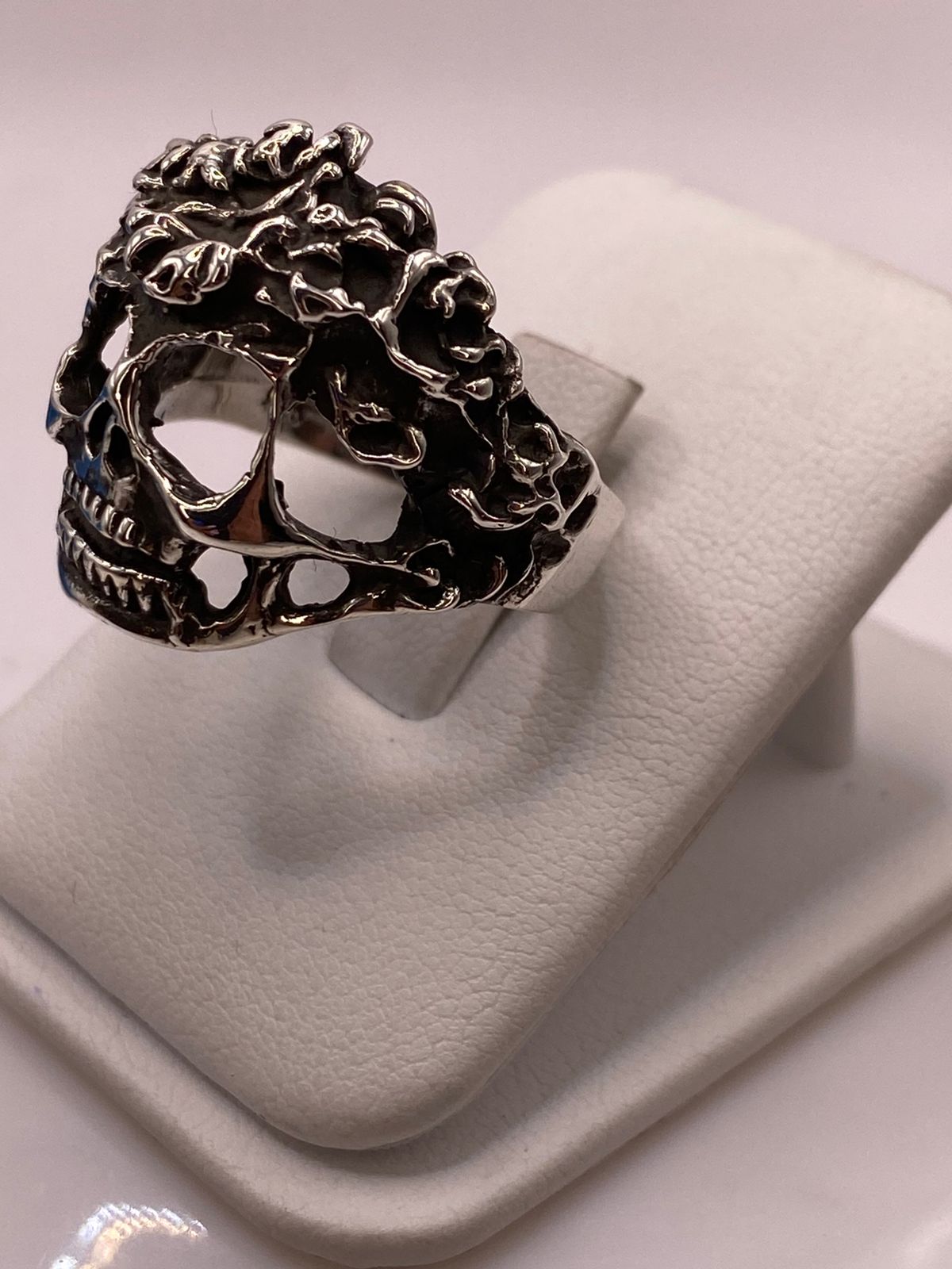 Anillo de Calavera con Textura Orgánica en Plata .925