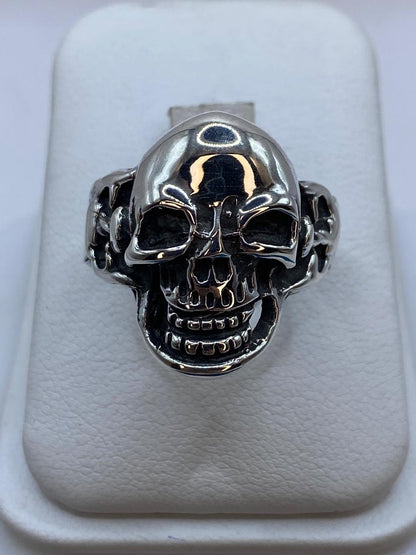 Anillo Calavera en Plata .925 – Diseño Biker Rockero — vista lateral