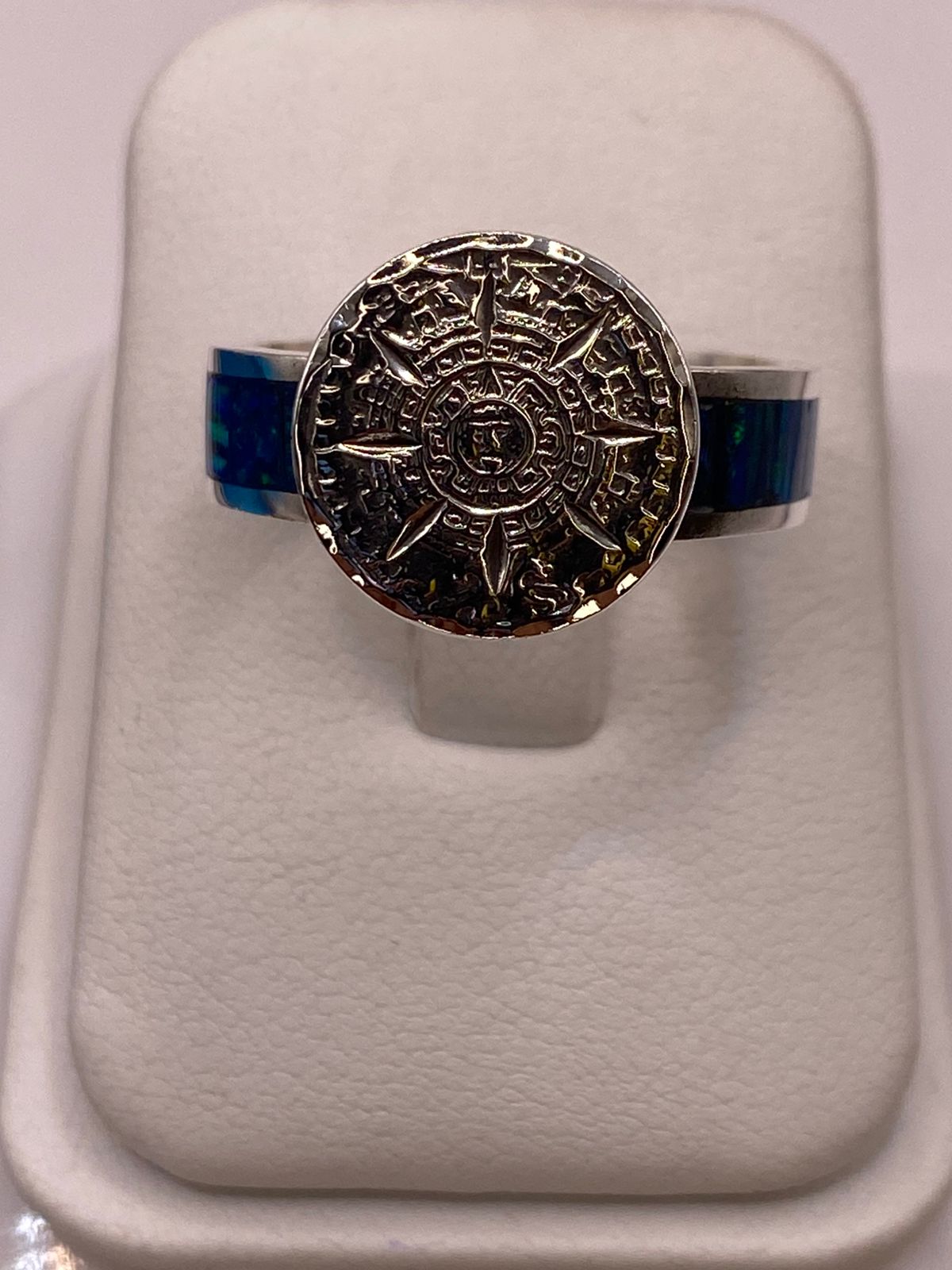 🌞💎 Anillo Calendario Azteca con Ópalo de Fuego en Plata Ley 950 en báscula mostrando peso