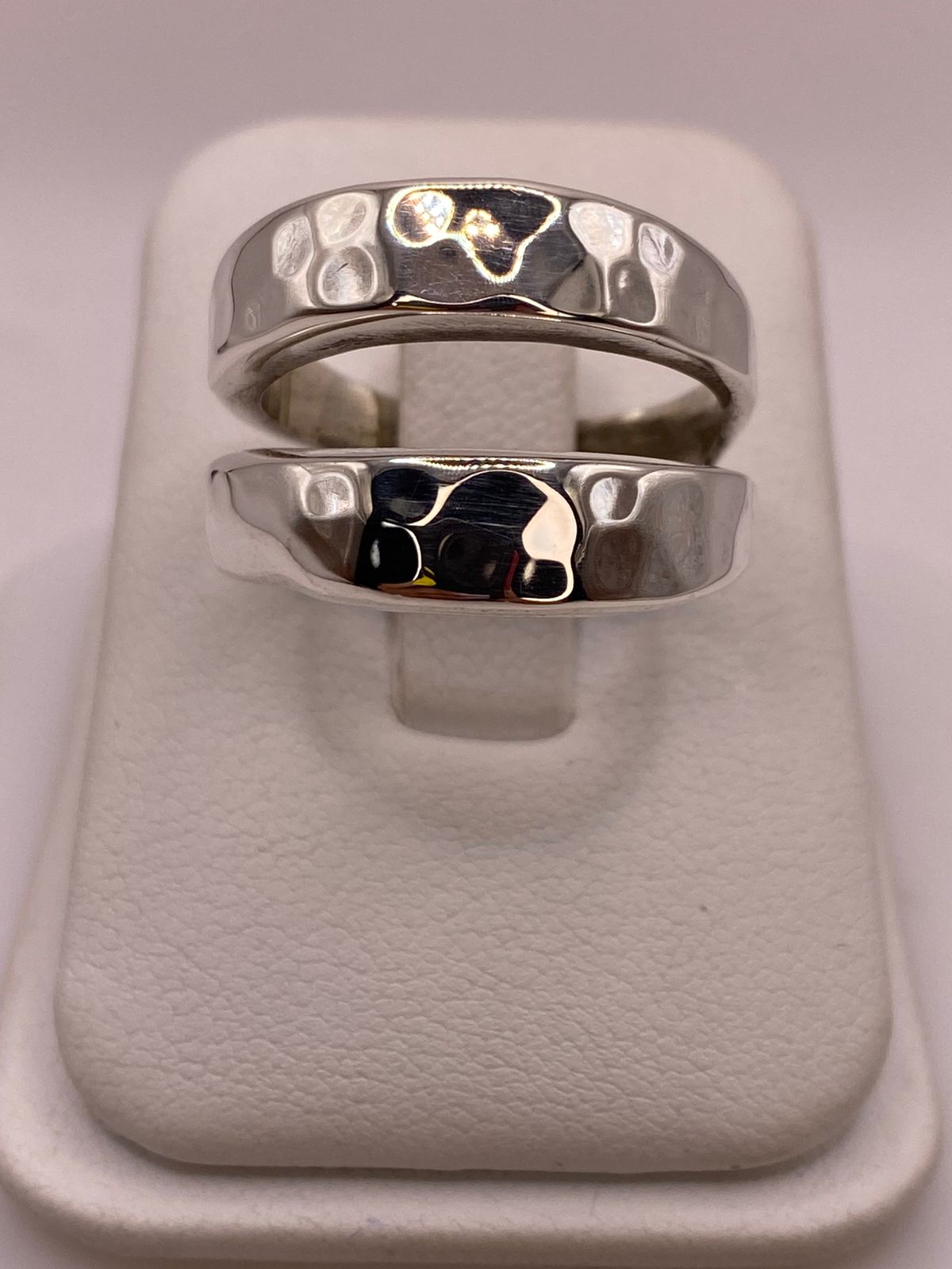 Anillo Clásico de Plata Ley .925 con Acabado Martillado