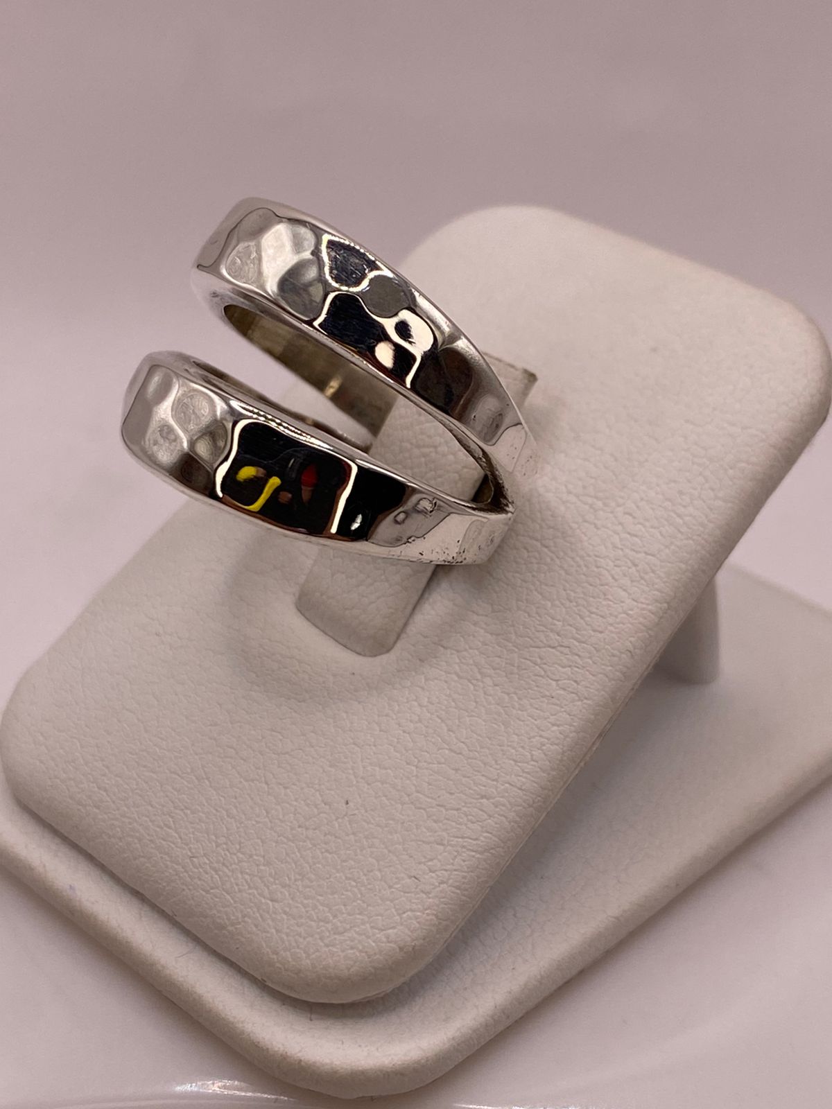Anillo Clásico de Plata Ley .925 con Acabado Martillado