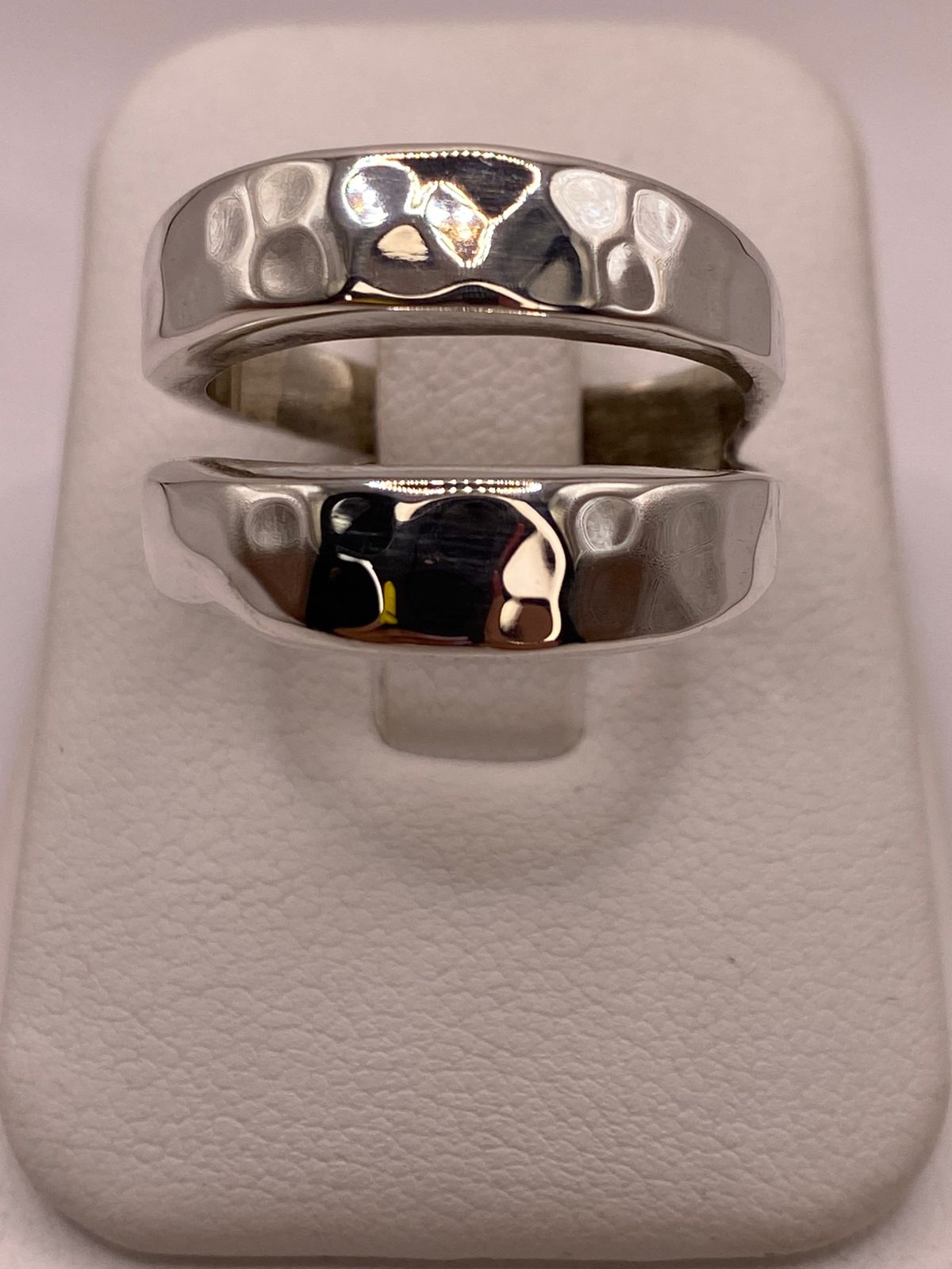 Anillo Clásico de Plata Ley .925 con Acabado Martillado