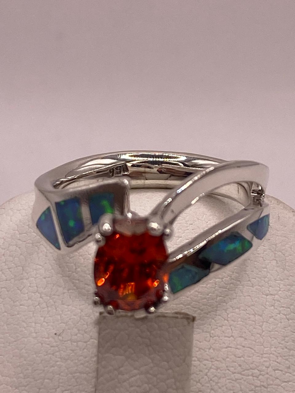 Anillo Contemporáneo Abierto con Ópalo de Fuego y Zirconia en Plata .950