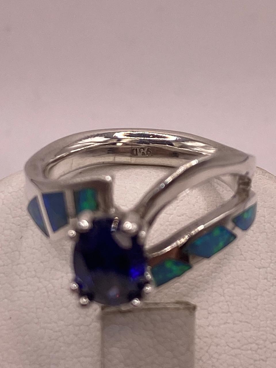 Anillo Contemporáneo Abierto con Ópalo de Fuego  y Zirconia  en Plata .950