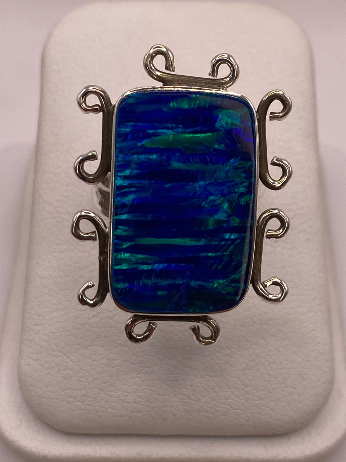Anillo Contemporáneo Ajustable con Ópalo de Fuego Azul y Verde en Plata .925