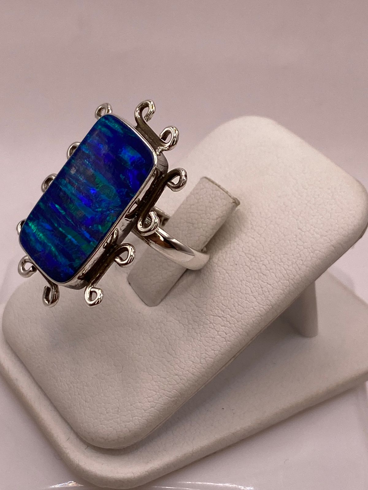 Anillo Contemporáneo Ajustable con Ópalo de Fuego Azul y Verde en Plata .925