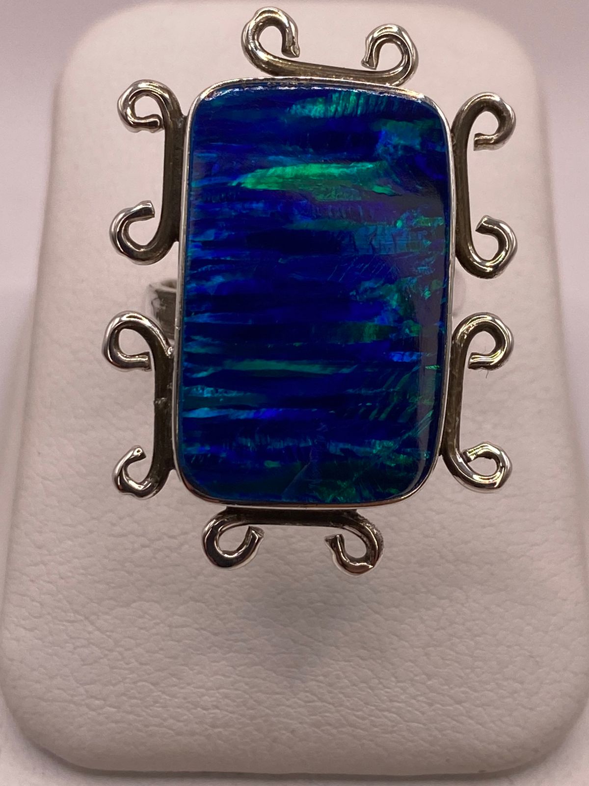 Anillo Contemporáneo Ajustable con Ópalo de Fuego Azul y Verde en Plata .925
