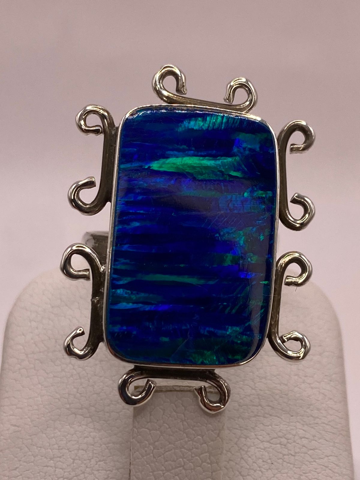 Anillo Contemporáneo Ajustable con Ópalo de Fuego Azul y Verde en Plata .925