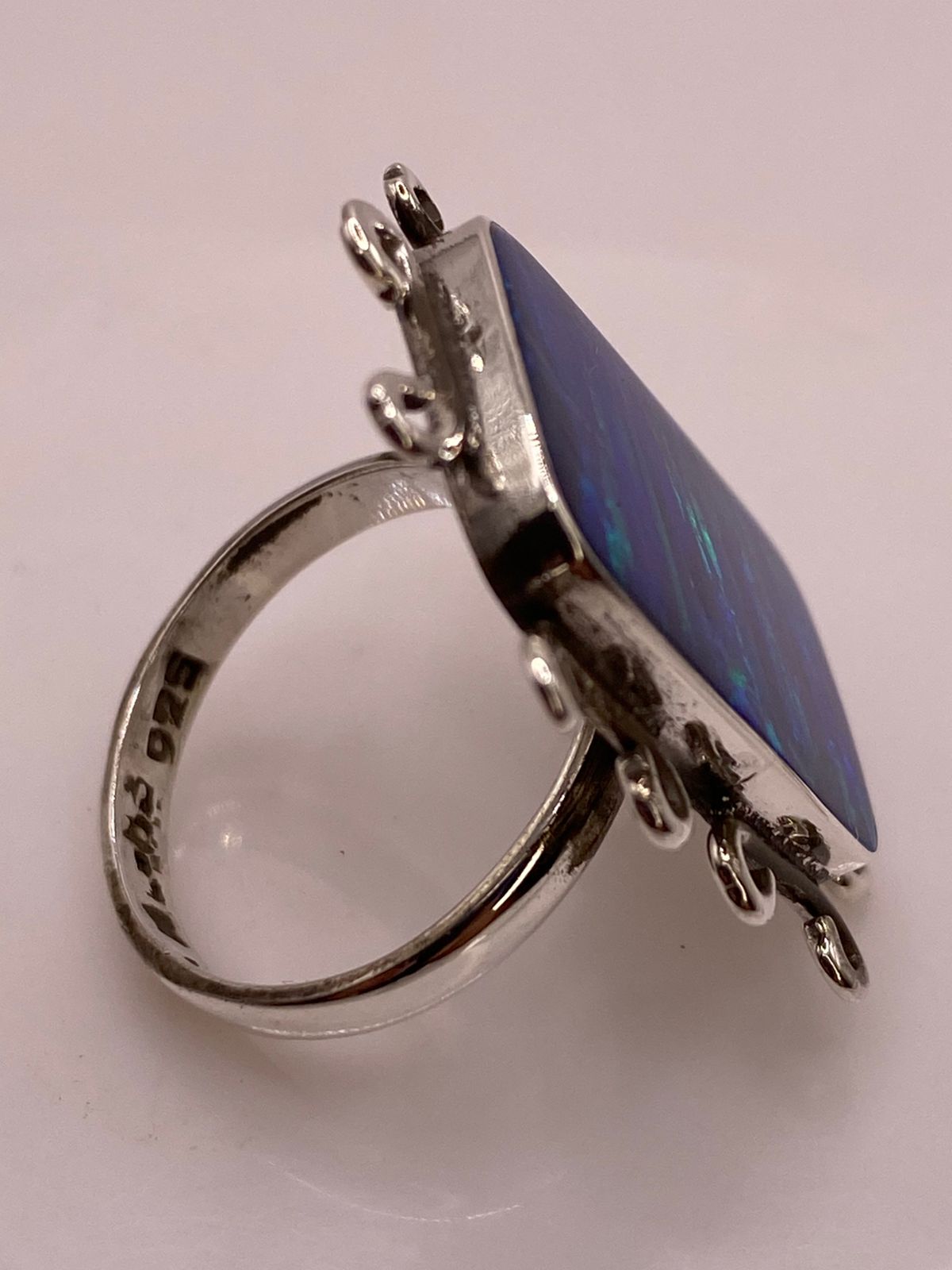 Anillo Contemporáneo Ajustable con Ópalo de Fuego Azul y Verde en Plata .925