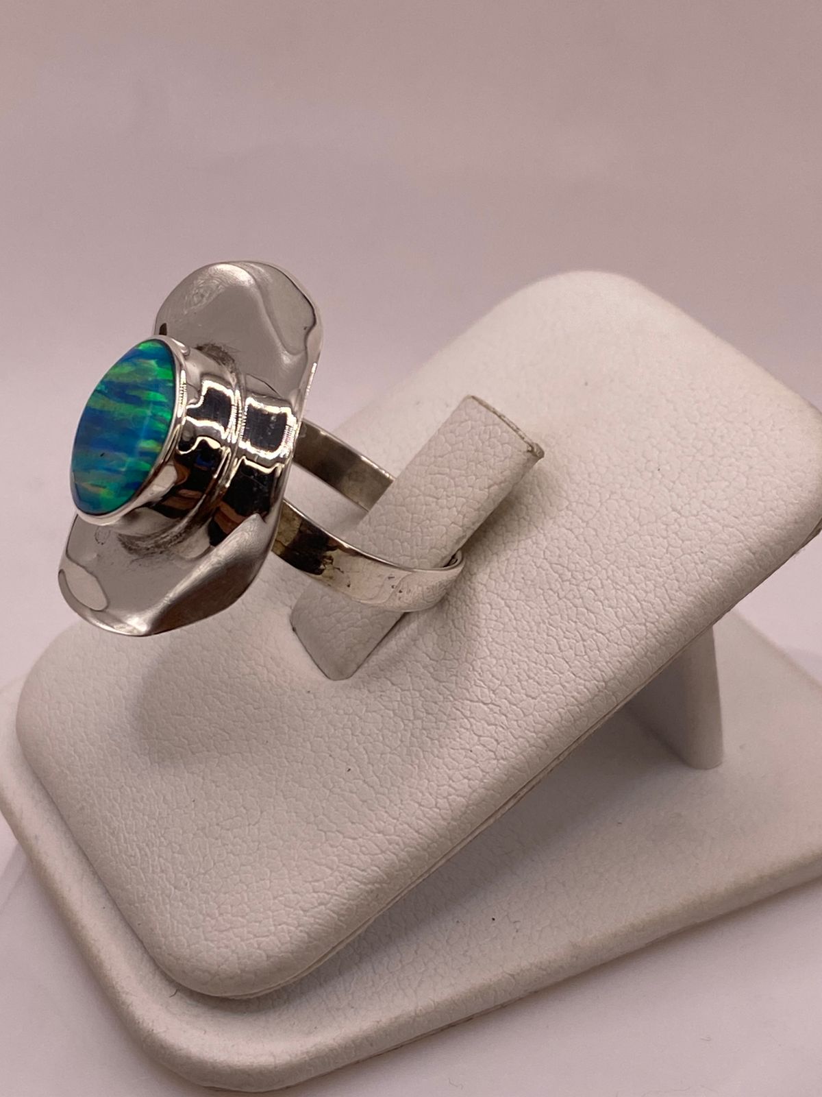 Anillo Contemporáneo Ajustable con Ópalo de Fuego en Plata .925