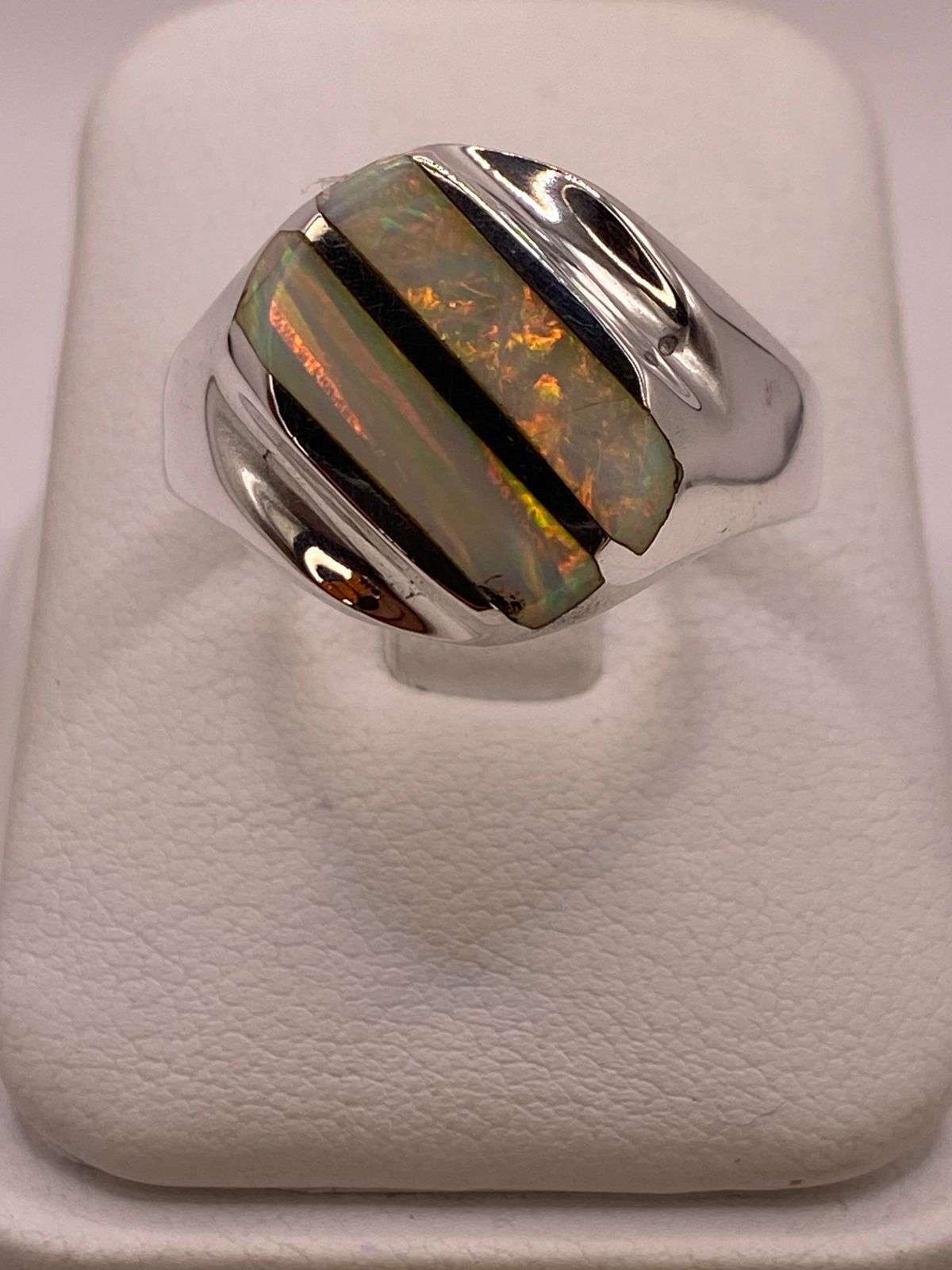 Anillo Contemporáneo con Dos Líneas Diagonales de Ópalo de Fuego en Plata .950
