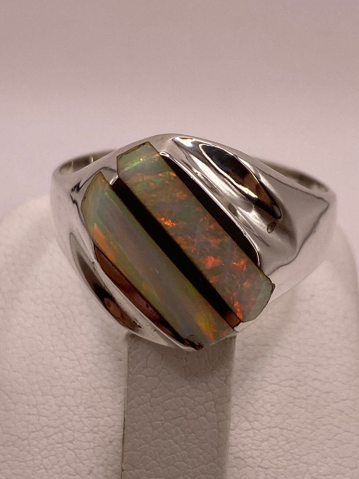 Anillo Contemporáneo con Dos Líneas Diagonales de Ópalo de Fuego en Plata .950