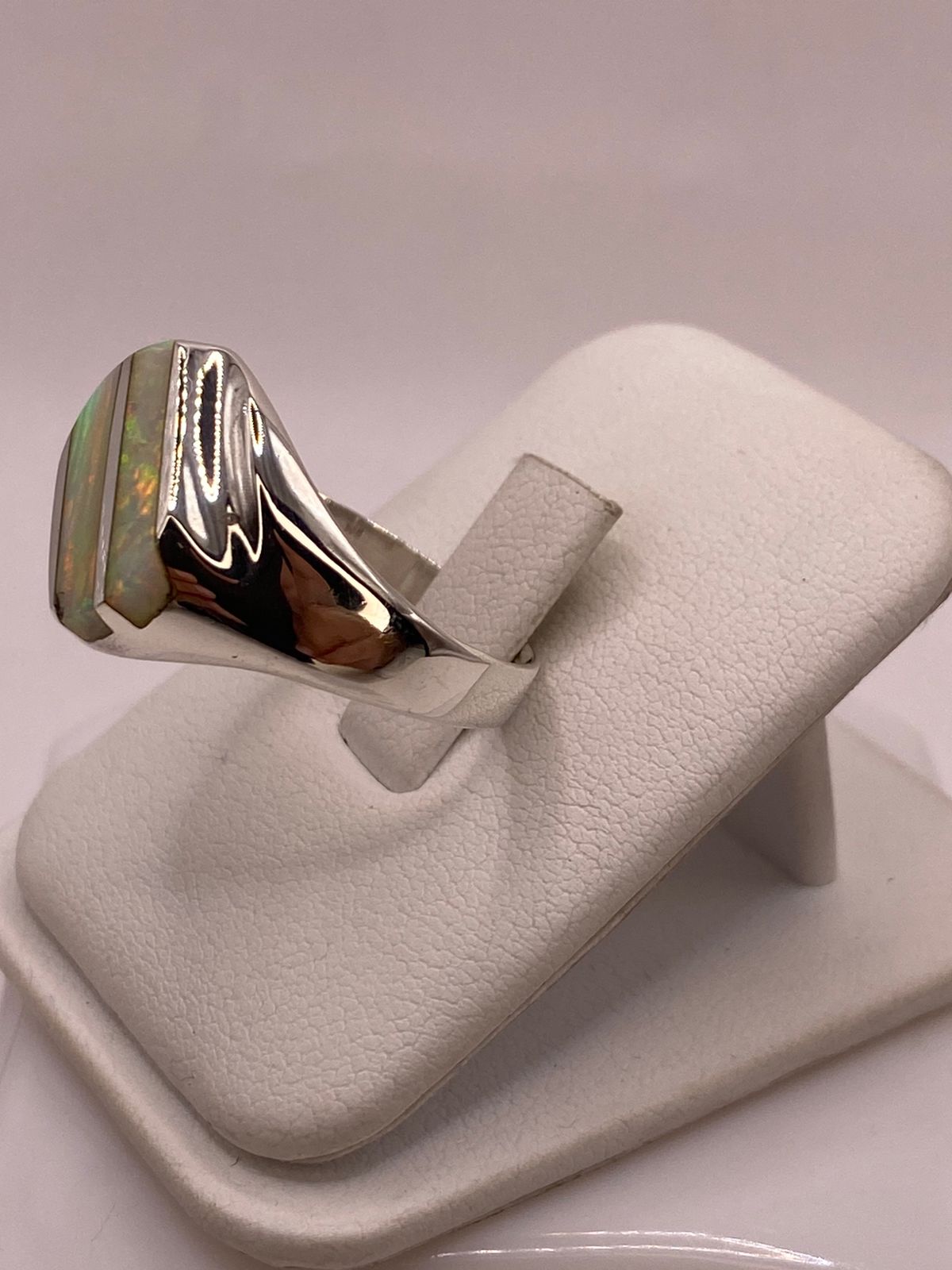 Anillo Contemporáneo con Dos Líneas Diagonales de Ópalo de Fuego en Plata .950