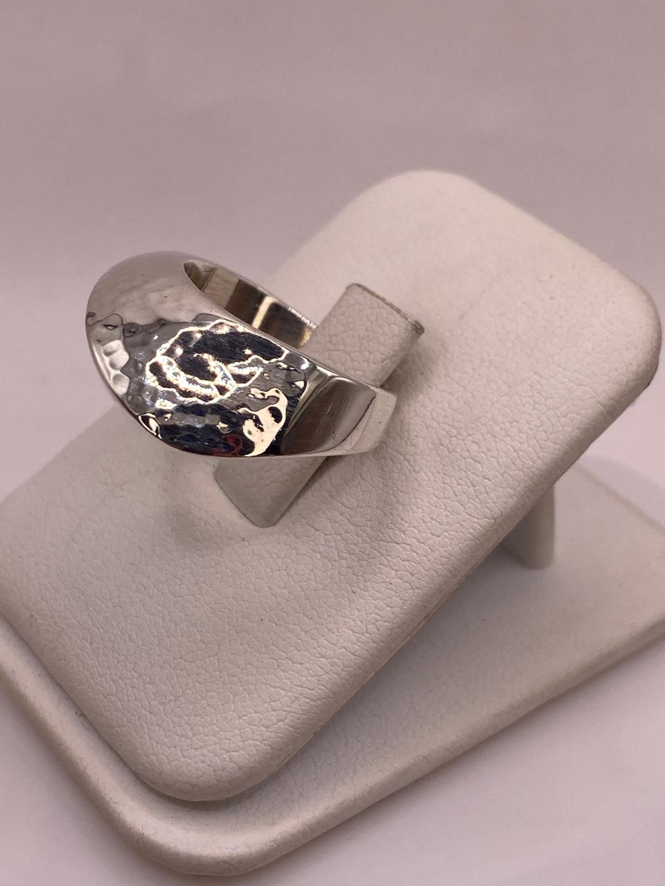 Anillo Contemporáneo Martillado en Plata .925