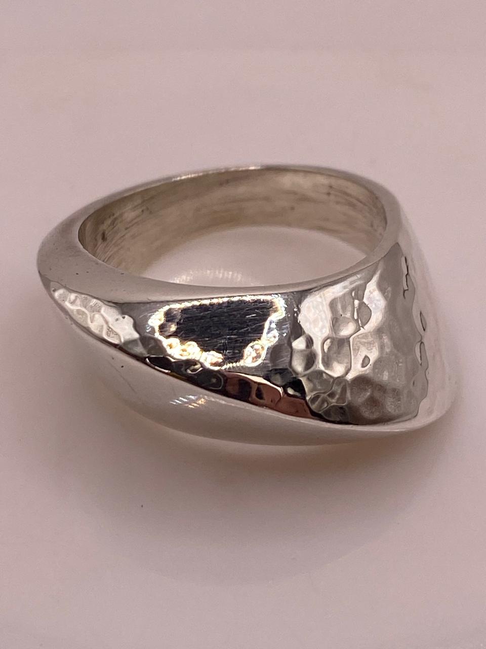 Anillo Contemporáneo Martillado en Plata .925