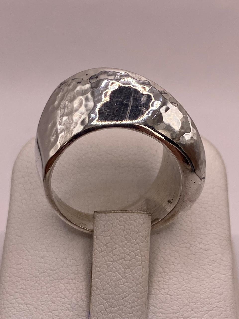 Anillo Contemporáneo Martillado en Plata .925