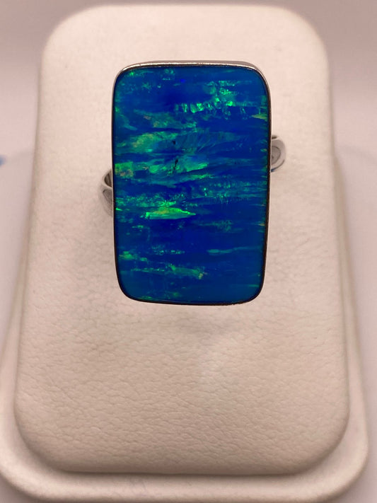 Anillo Contemporáneo de Ópalo de Fuego Azul 💙💚 en Plata .925 — ángulo diagonal