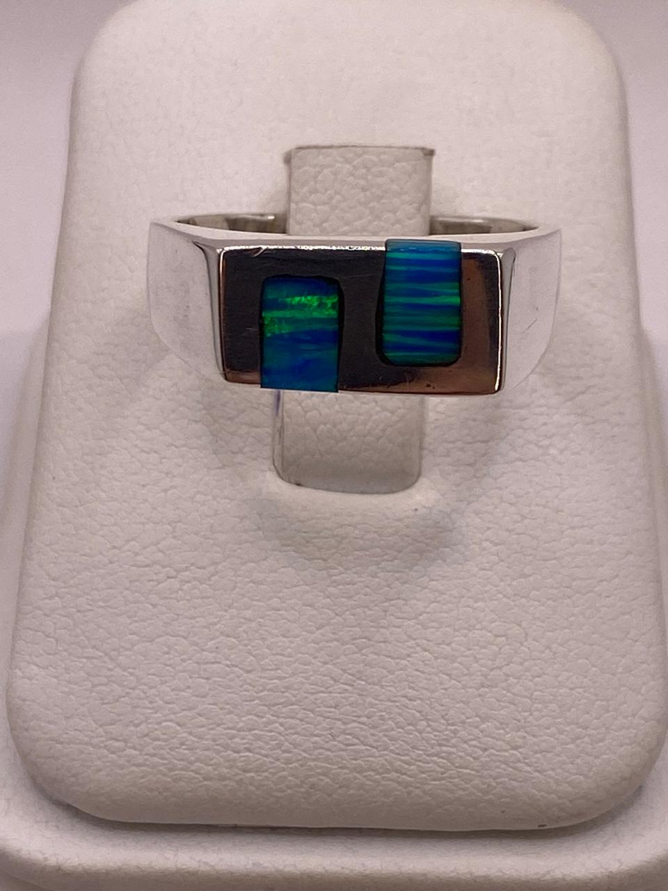 Anillo Contemporáneo con Ópalo de Fuego Azul‑verde en Plata .925