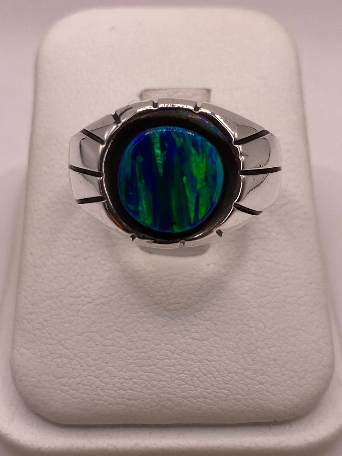 Anillo Contemporáneo con Ópalo de Fuego Azul‑verde en Plata .950