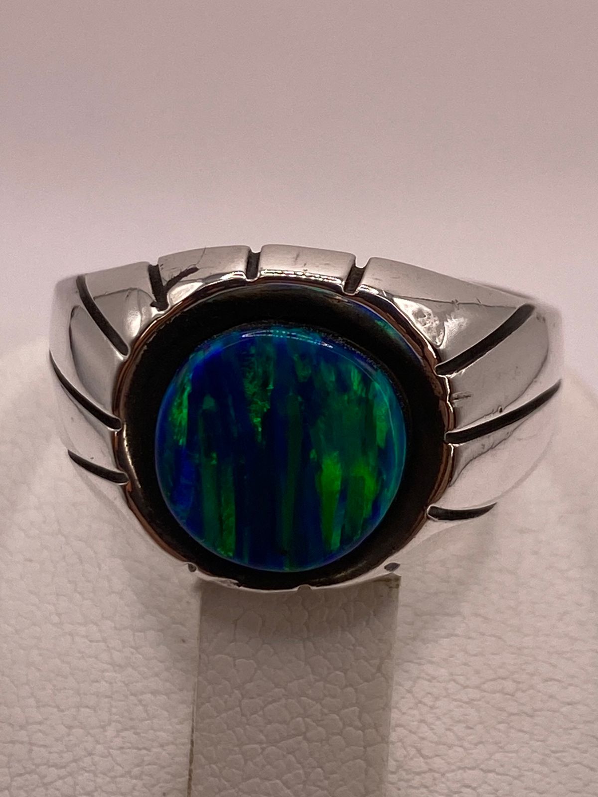 Anillo Contemporáneo con Ópalo de Fuego Azul‑verde en Plata .950