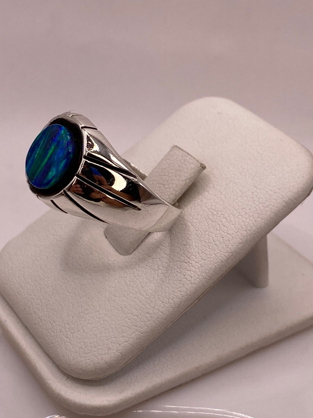 Anillo Contemporáneo con Ópalo de Fuego Azul‑verde en Plata .950