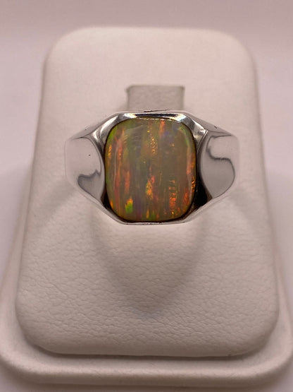 Anillo Contemporáneo con Ópalo de Fuego Multicolor en Plata .950, vista de detalle