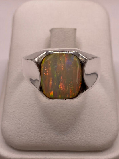 Anillo Contemporáneo con Ópalo de Fuego Multicolor en Plata .950 — ángulo diagonal