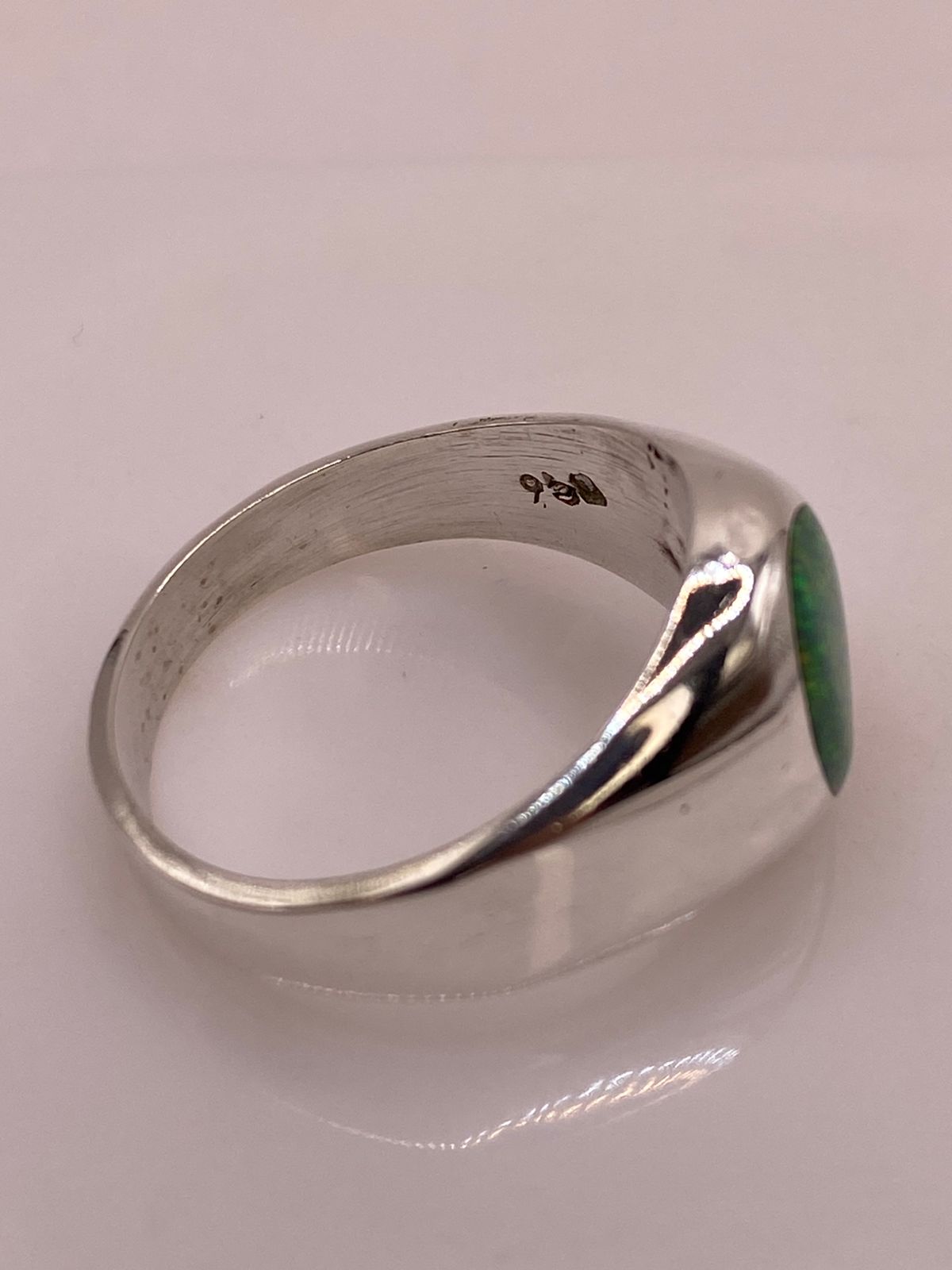 Anillo Contemporáneo con Ópalo de Fuego Verde en Plata .950