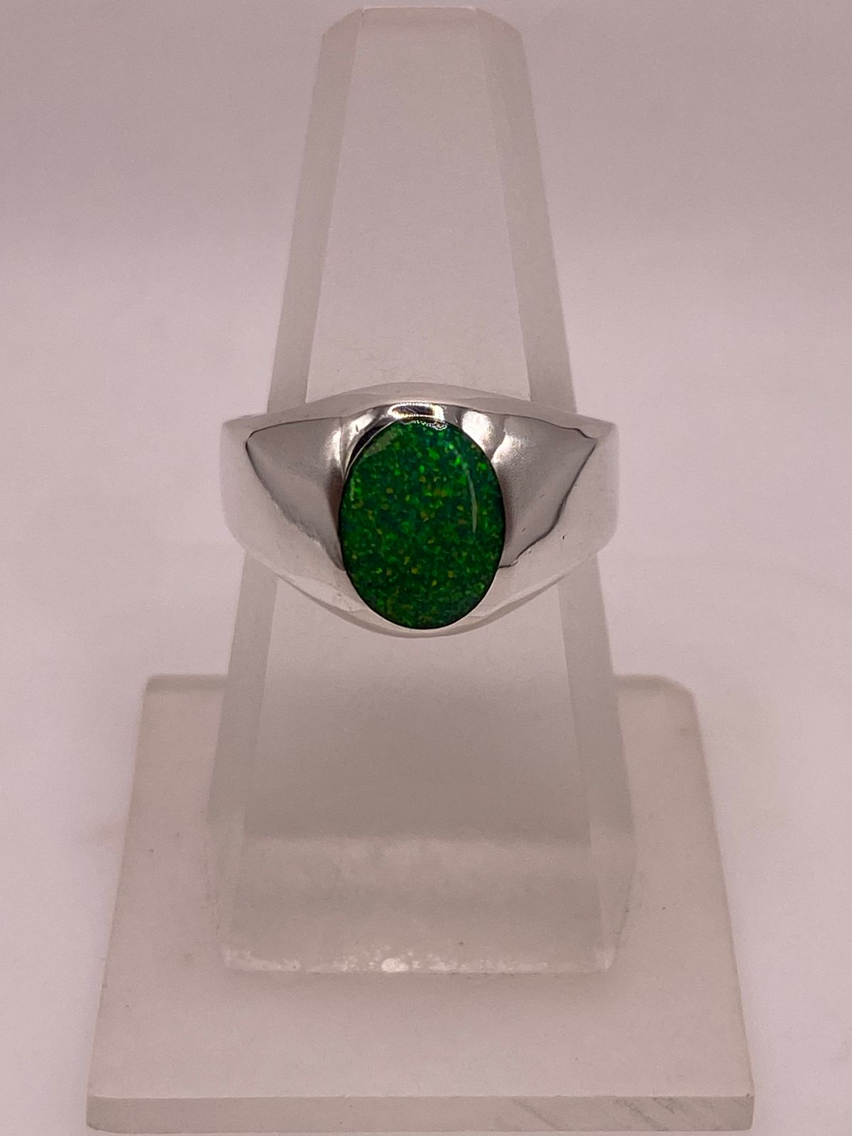 Anillo Contemporáneo con Ópalo de Fuego Verde en Plata .950