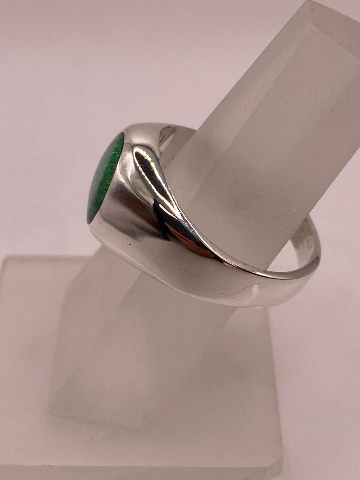 Anillo Contemporáneo con Ópalo de Fuego Verde en Plata .950