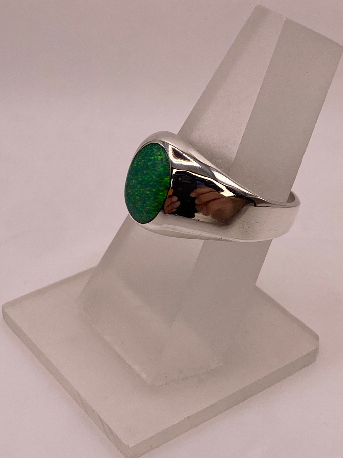 Anillo Contemporáneo con Ópalo de Fuego Verde en Plata .950