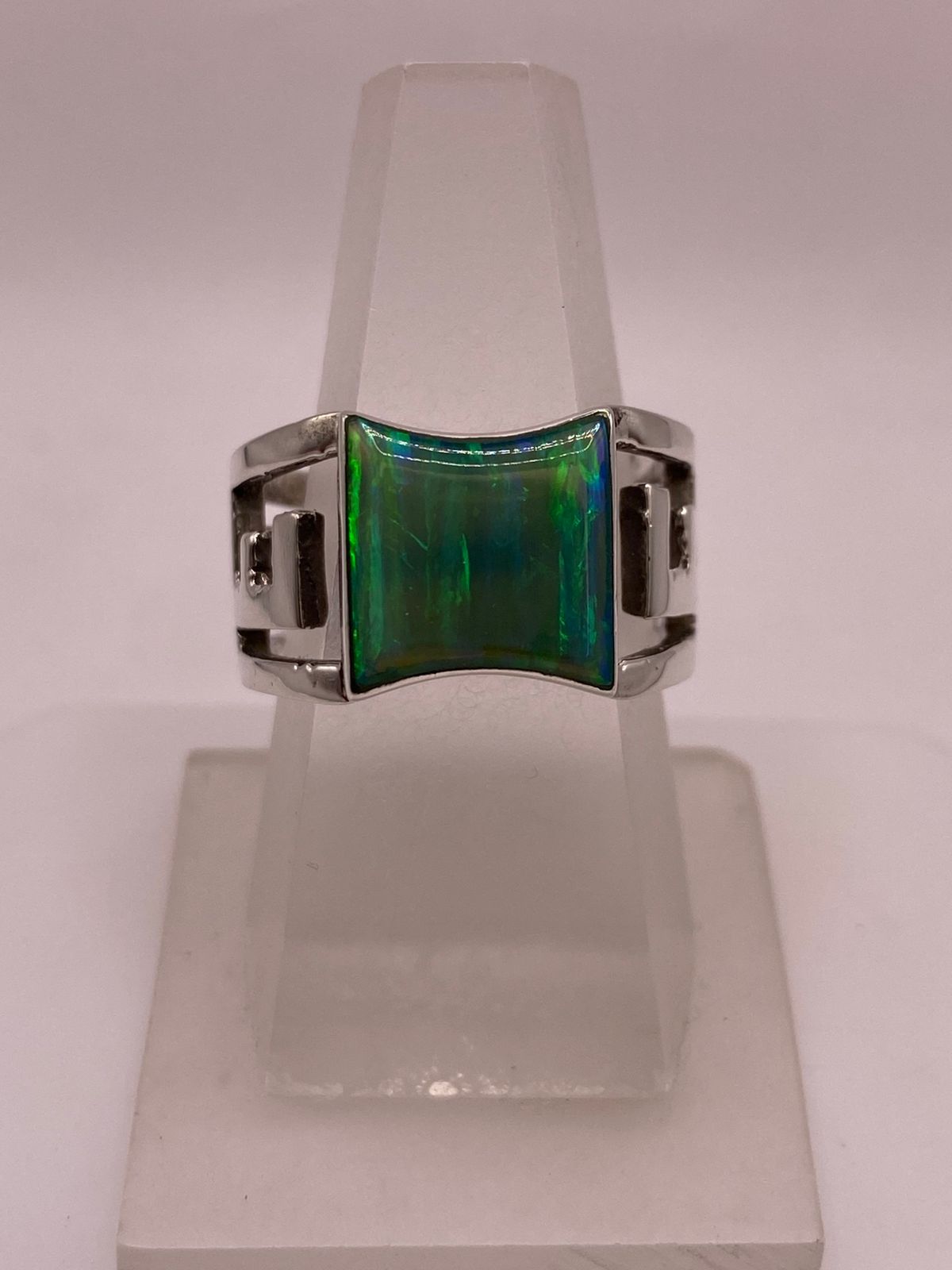 Anillo Contemporáneo con Ópalo de Fuego Verde en Plata .950