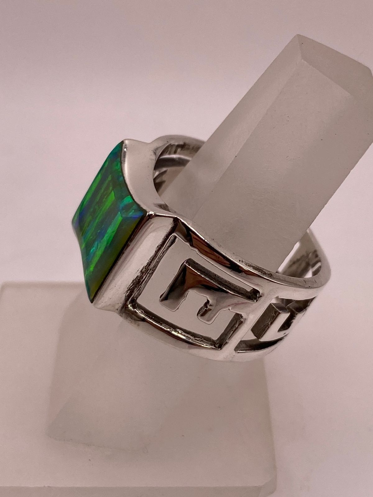 Anillo Contemporáneo con Ópalo de Fuego Verde en Plata .950