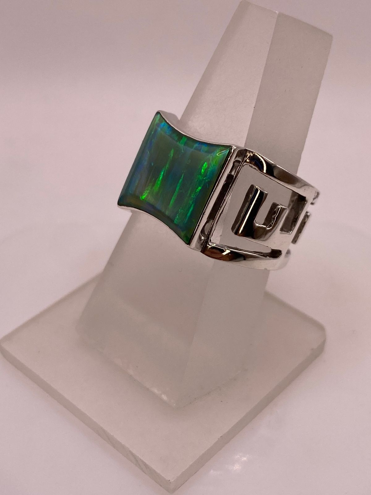 Anillo Contemporáneo con Ópalo de Fuego Verde en Plata .950