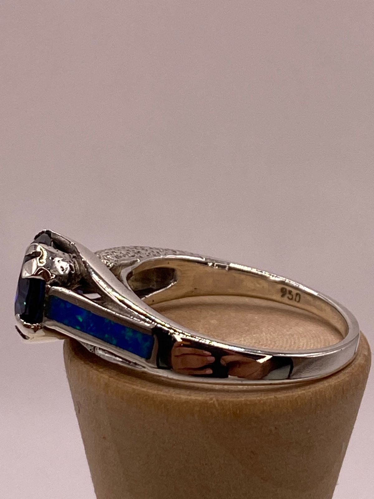 Anillo Contemporáneo con Ópalo de Fuego y Zirconia Azul en Plata .950