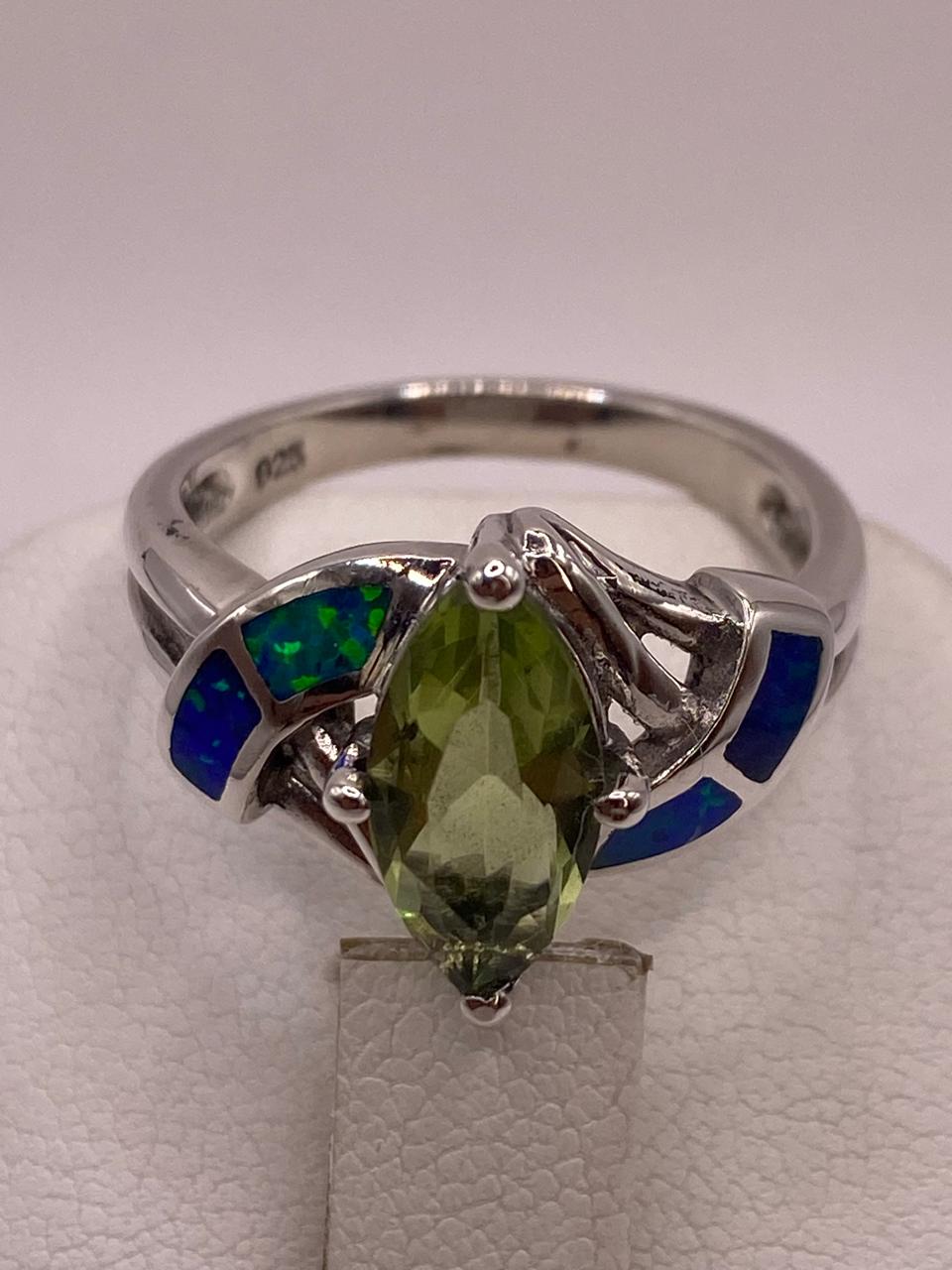 Anillo Contemporáneo con Ópalo de Fuego y Zirconia en Plata .925