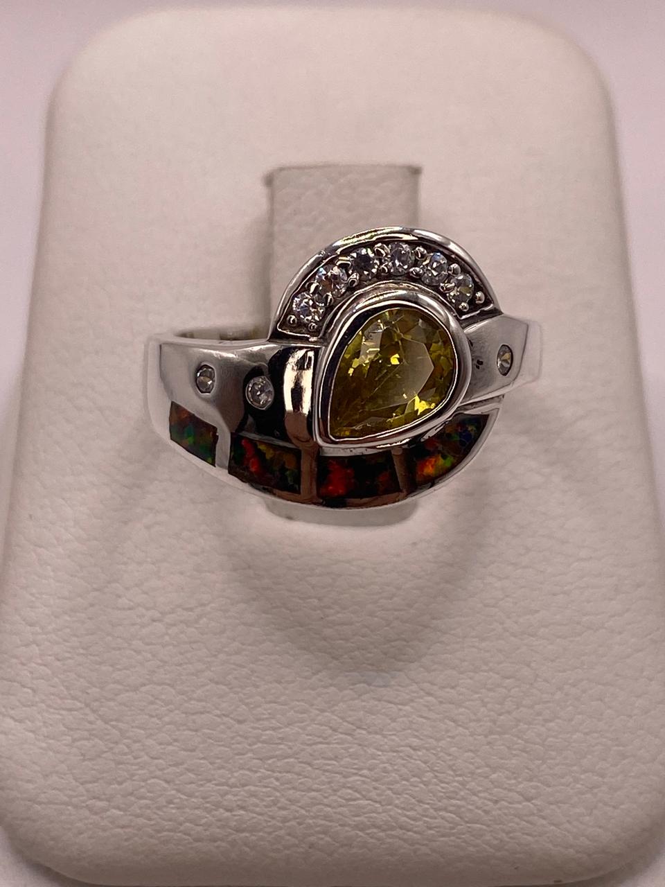 Anillo Contemporáneo con Ópalo de Fuego y Zirconia en Plata .925