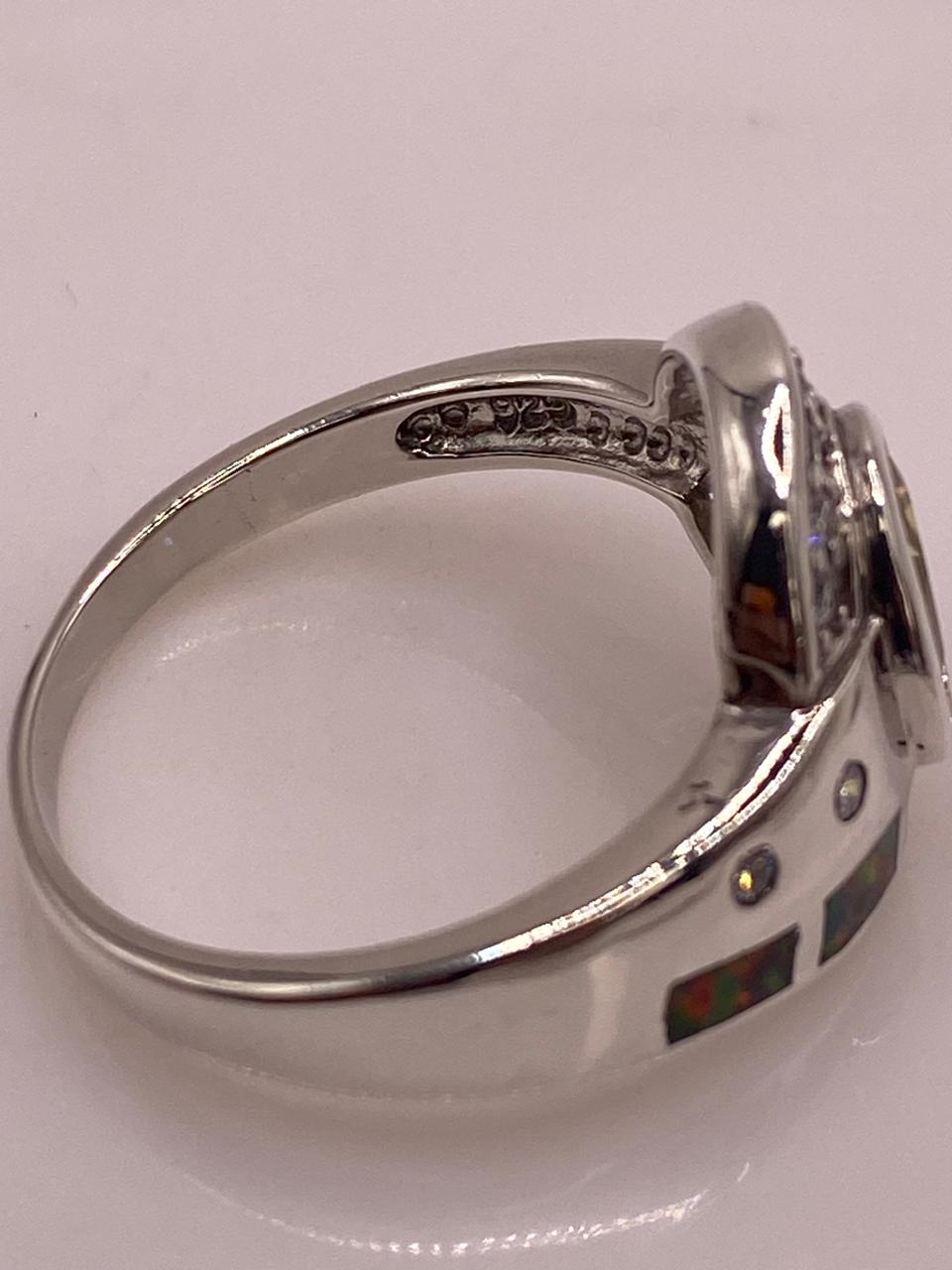 Anillo Contemporáneo con Ópalo de Fuego y Zirconia en Plata .925