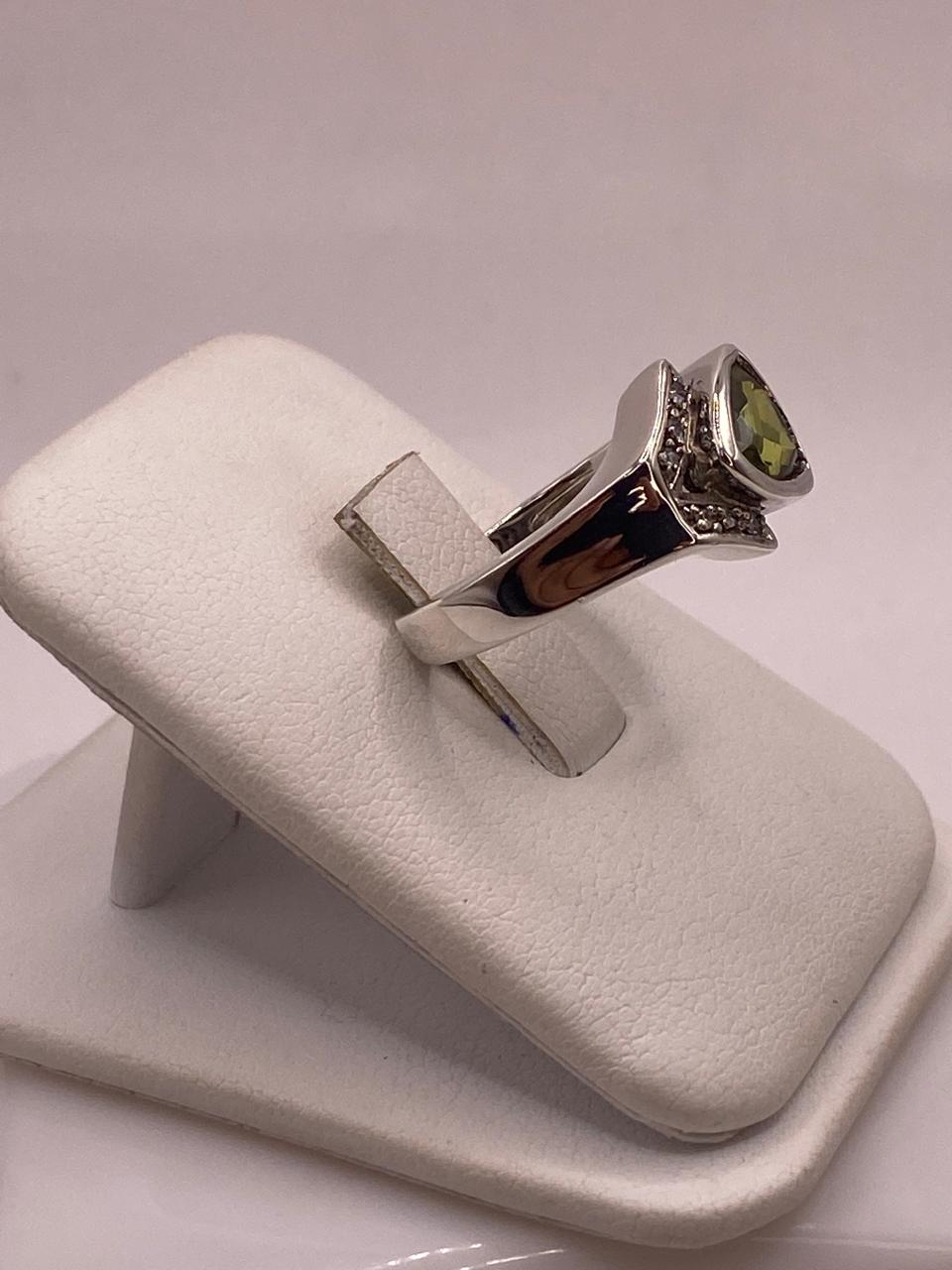 Anillo Contemporáneo con Ópalo de Fuego y Zirconia en Plata .925