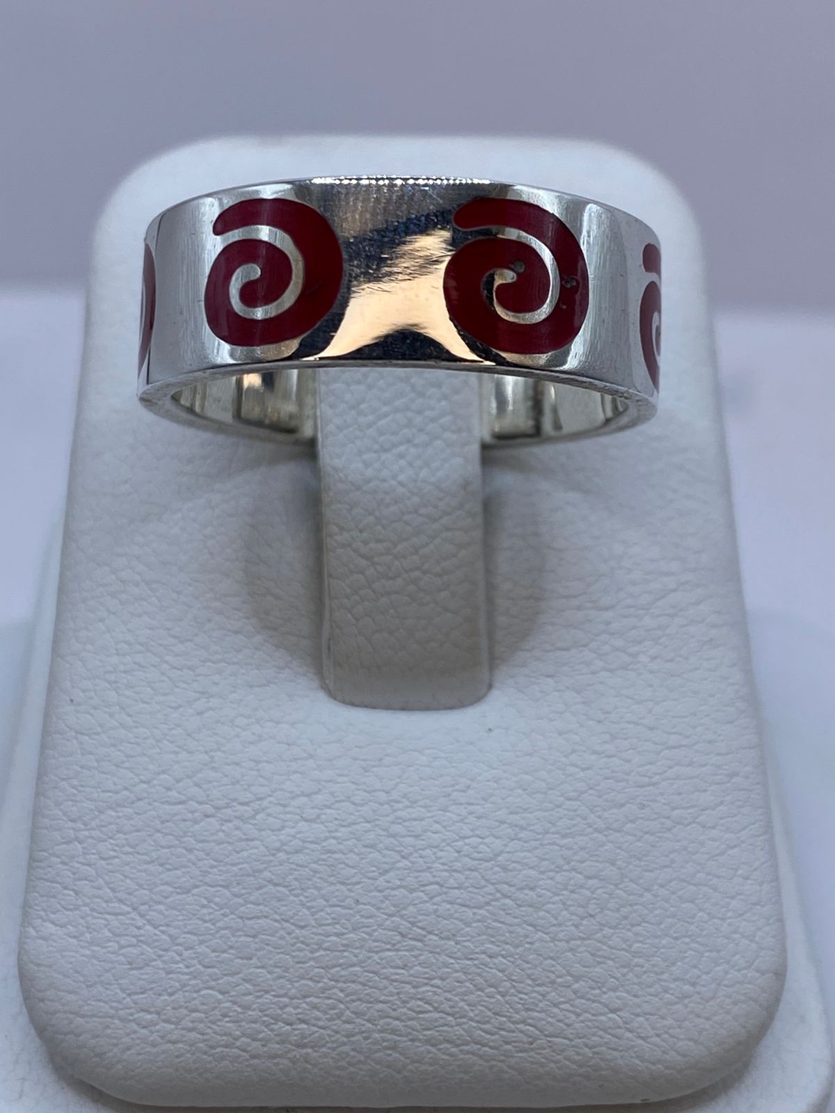 Anillo de Coral Rojo con Espirales en Plata .925